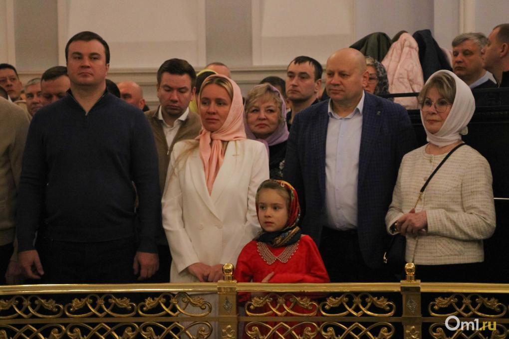 Сотни огоньков: омичи встретили Пасху в Успенском соборе