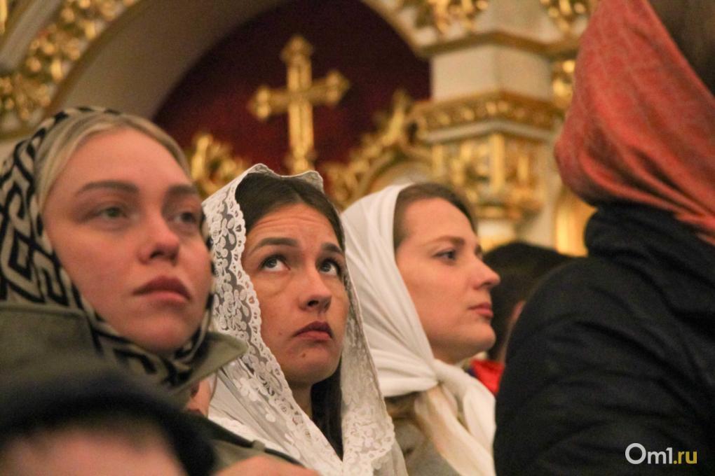 Сотни огоньков: омичи встретили Пасху в Успенском соборе