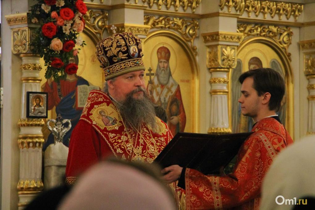 Сотни огоньков: омичи встретили Пасху в Успенском соборе