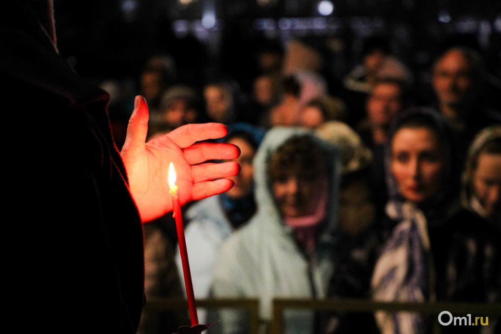 Сотни огоньков: омичи встретили Пасху в Успенском соборе