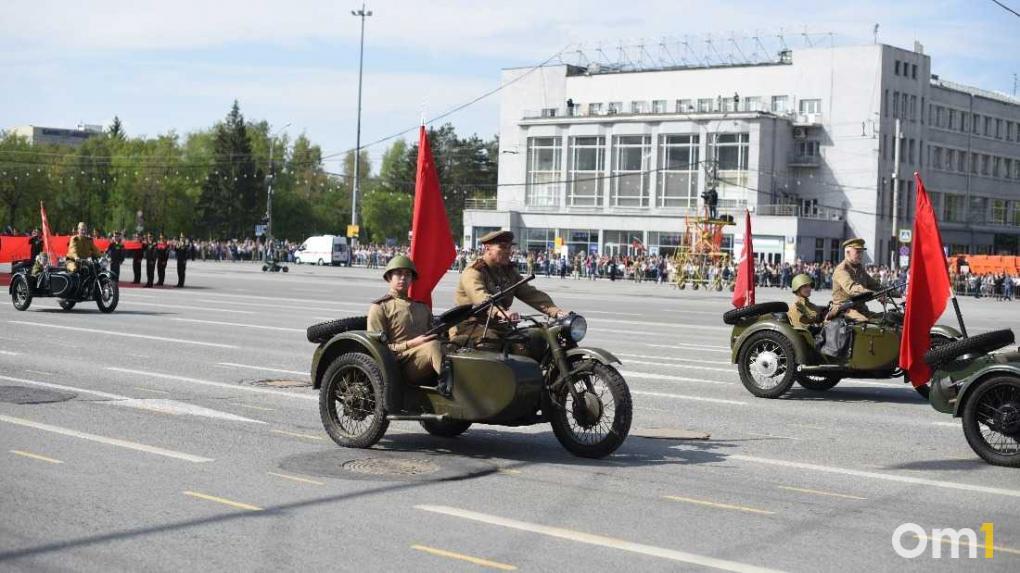 Жёлтые нарциссы вместо гвоздик: в Новосибирске прошёл парад Великой Победы