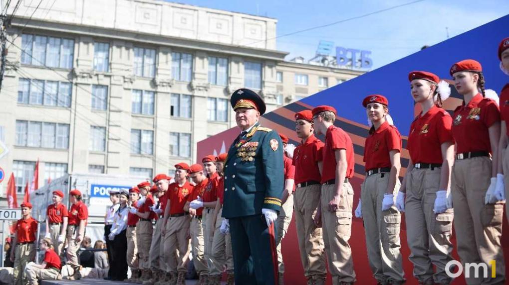Жёлтые нарциссы вместо гвоздик: в Новосибирске прошёл парад Великой Победы