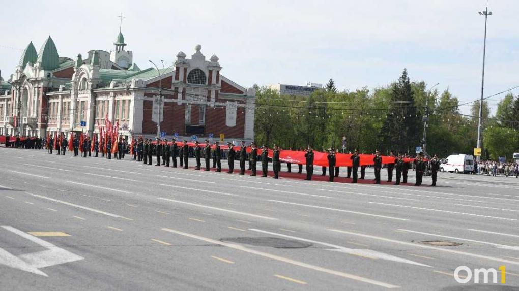 Жёлтые нарциссы вместо гвоздик: в Новосибирске прошёл парад Великой Победы