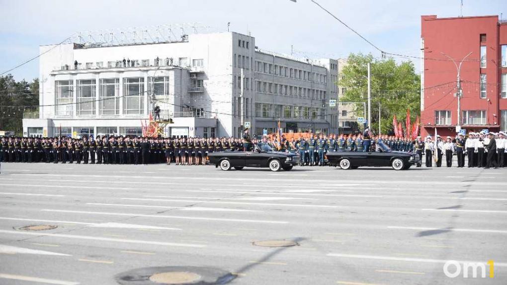 Жёлтые нарциссы вместо гвоздик: в Новосибирске прошёл парад Великой Победы
