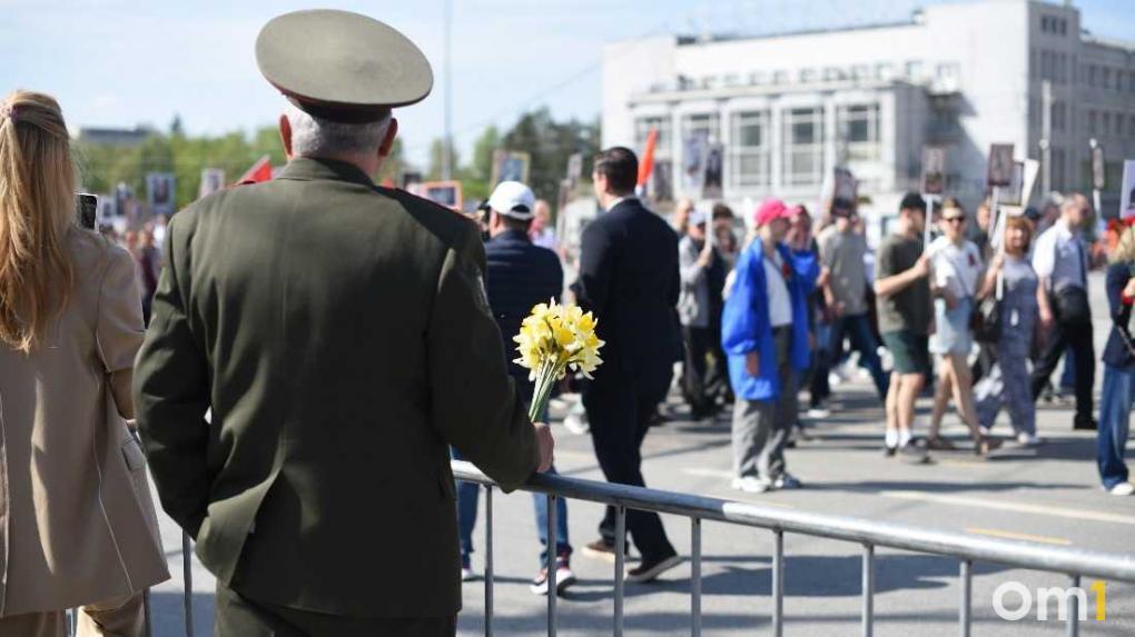 Жёлтые нарциссы вместо гвоздик: в Новосибирске прошёл парад Великой Победы