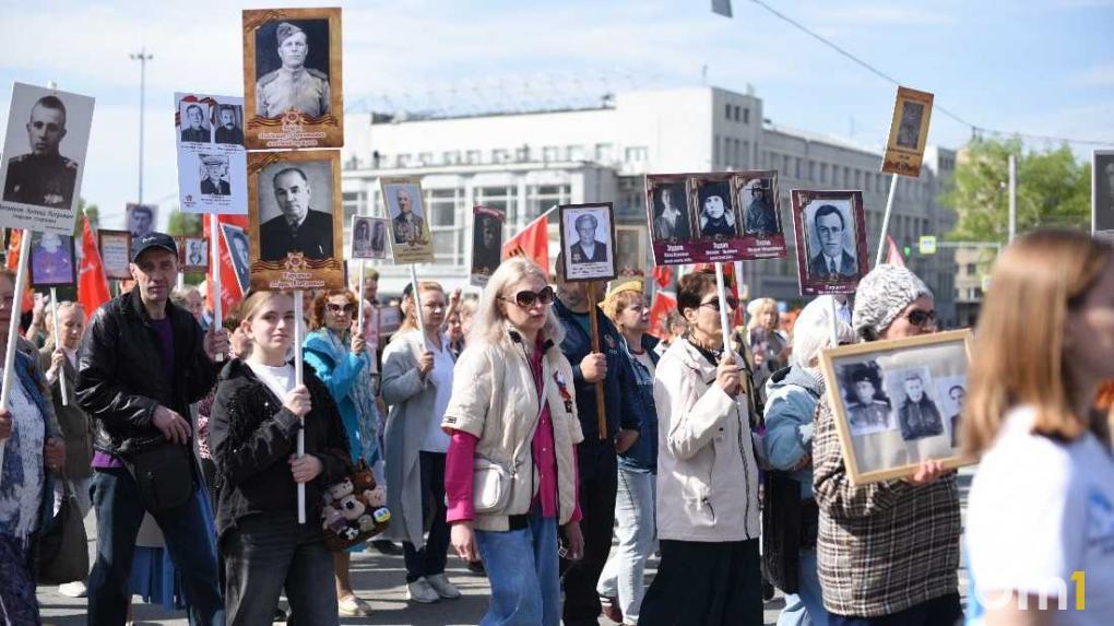 Жёлтые нарциссы вместо гвоздик: в Новосибирске прошёл парад Великой Победы