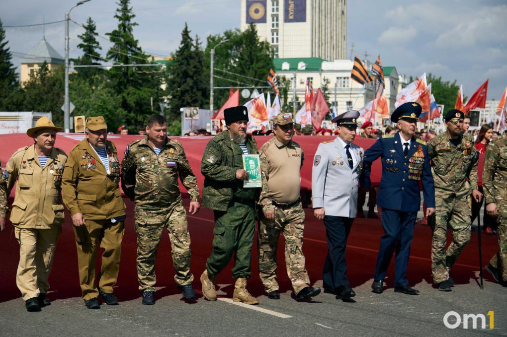 «Дед не любил рассказывать про войну — только плакал»: как прошёл «Бессмертный полк» в Омске в 2026 году
