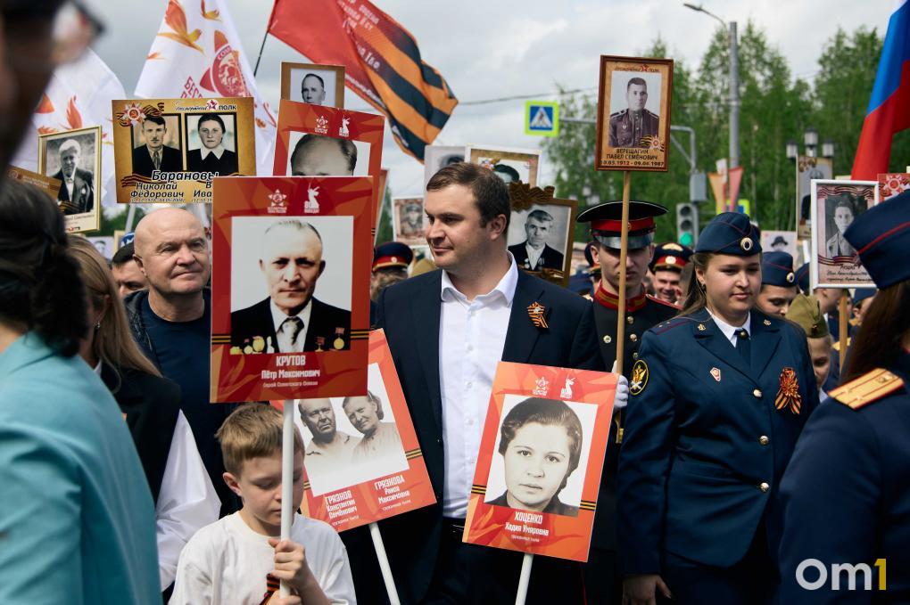 «Дед не любил рассказывать про войну — только плакал»: как прошёл «Бессмертный полк» в Омске в 2026 году