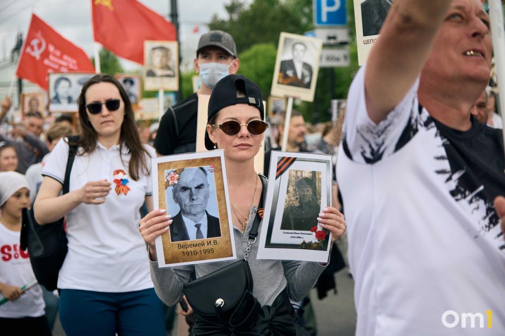 «Дед не любил рассказывать про войну — только плакал»: как прошёл «Бессмертный полк» в Омске в 2026 году
