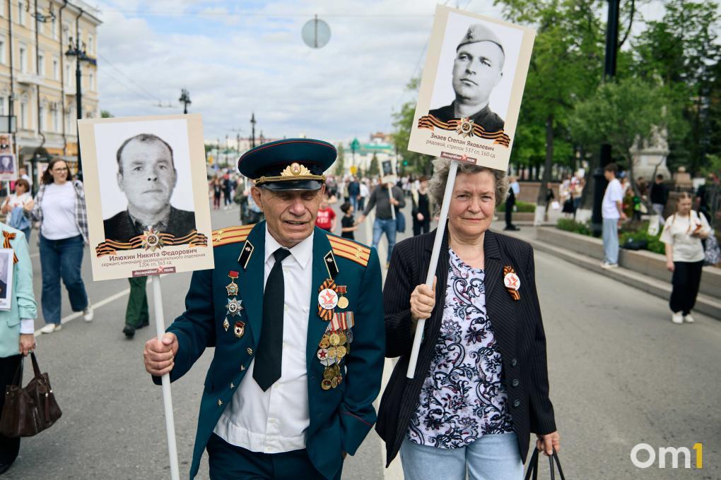 «Дед не любил рассказывать про войну — только плакал»: как прошёл «Бессмертный полк» в Омске в 2026 году