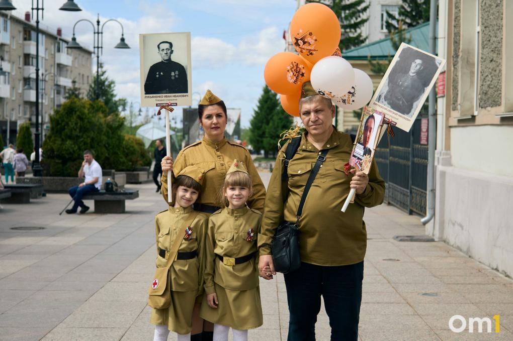 «Дед не любил рассказывать про войну — только плакал»: как прошёл «Бессмертный полк» в Омске в 2026 году