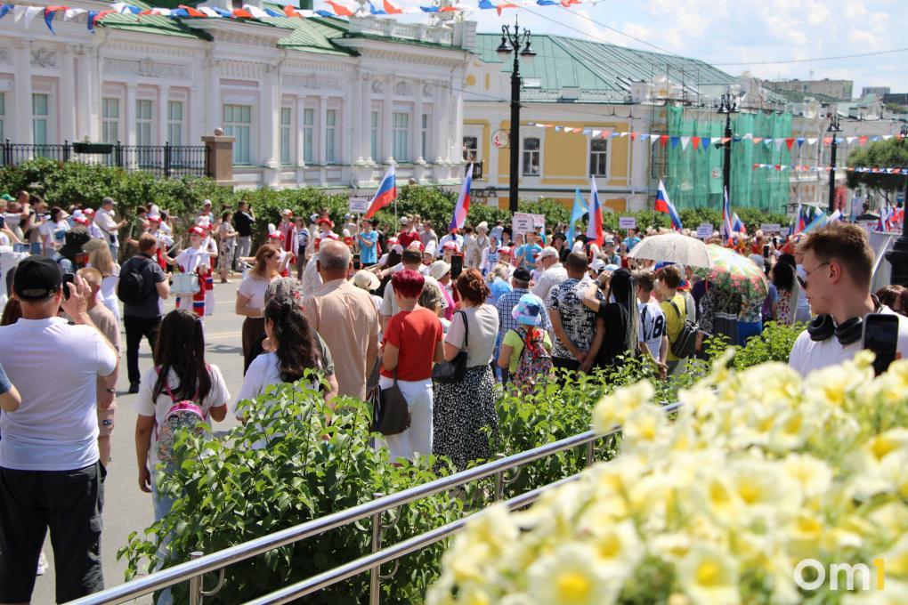 Тысячи красивых нарядов: в честь Дня России в Омске прошёл парад национальностей