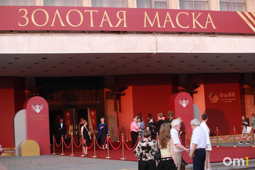 Нашим аплодировали стоя! В Омске награждали театралов «Золотой маской»