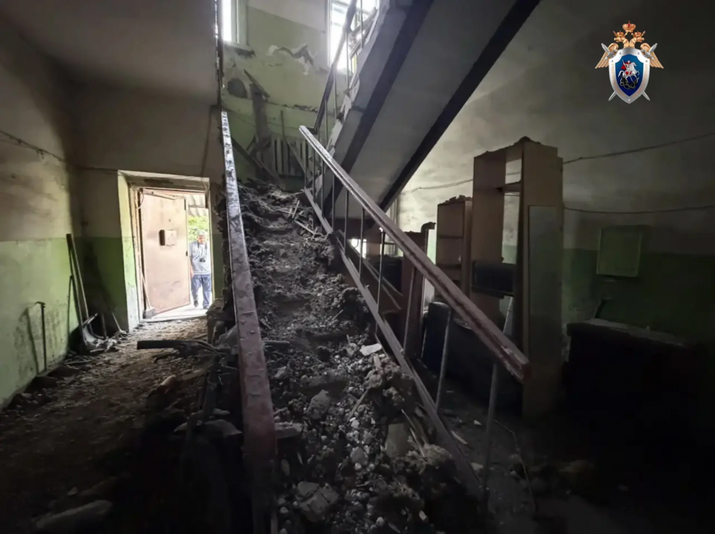 В Омске опубликованы фото из дома, где обрушился потолок в подъезде