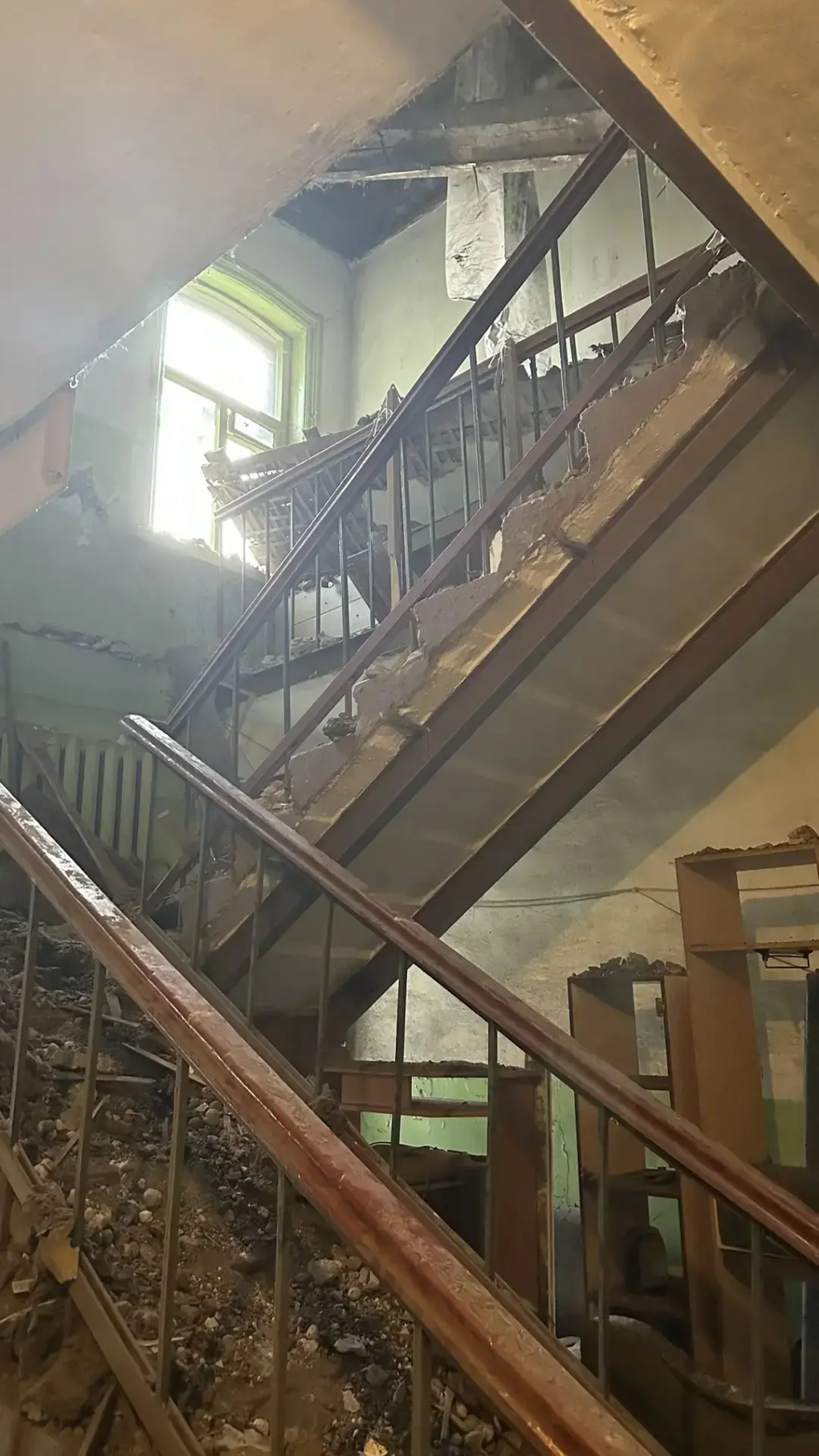 В Омске опубликованы фото из дома, где обрушился потолок в подъезде