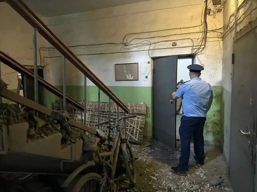 В Омске опубликованы фото из дома, где обрушился потолок в подъезде