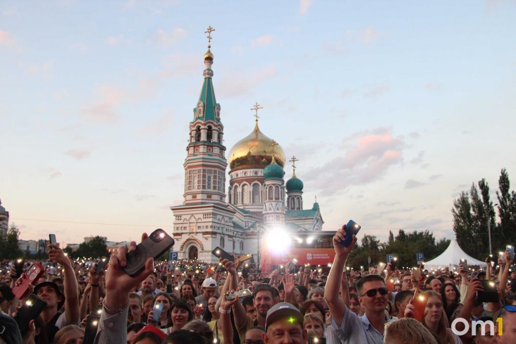 Песни со зрителями, танцы и «Кукушка»: фоторепортаж с концерта Полины Гагариной в Омске