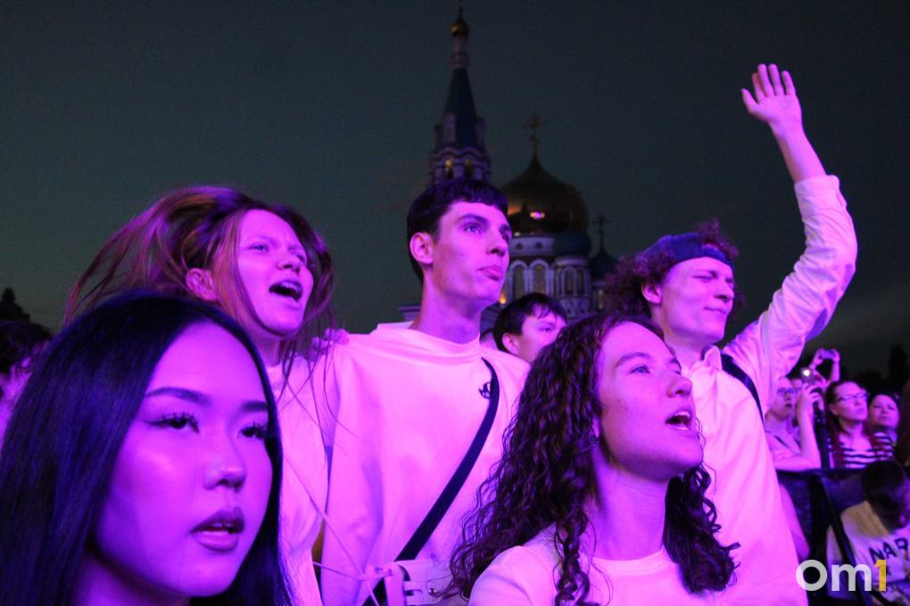 Песни со зрителями, танцы и «Кукушка»: фоторепортаж с концерта Полины Гагариной в Омске