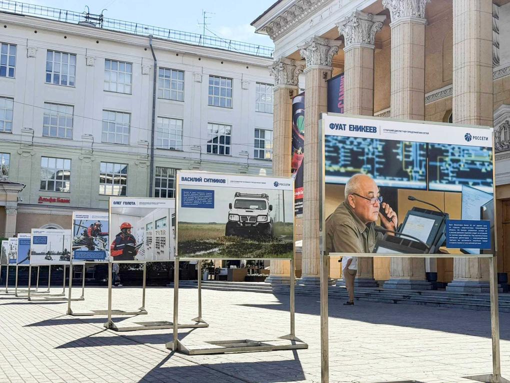 В центре Новосибирска открылась уличная фотовыставка «Надёжные люди» о работе энергетиков