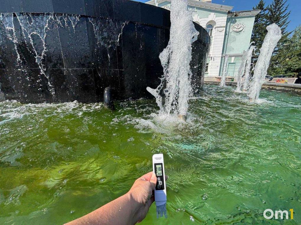 Безопасна ли вода в новосибирских фонтанах? Журналисты проверили с помощью прибора