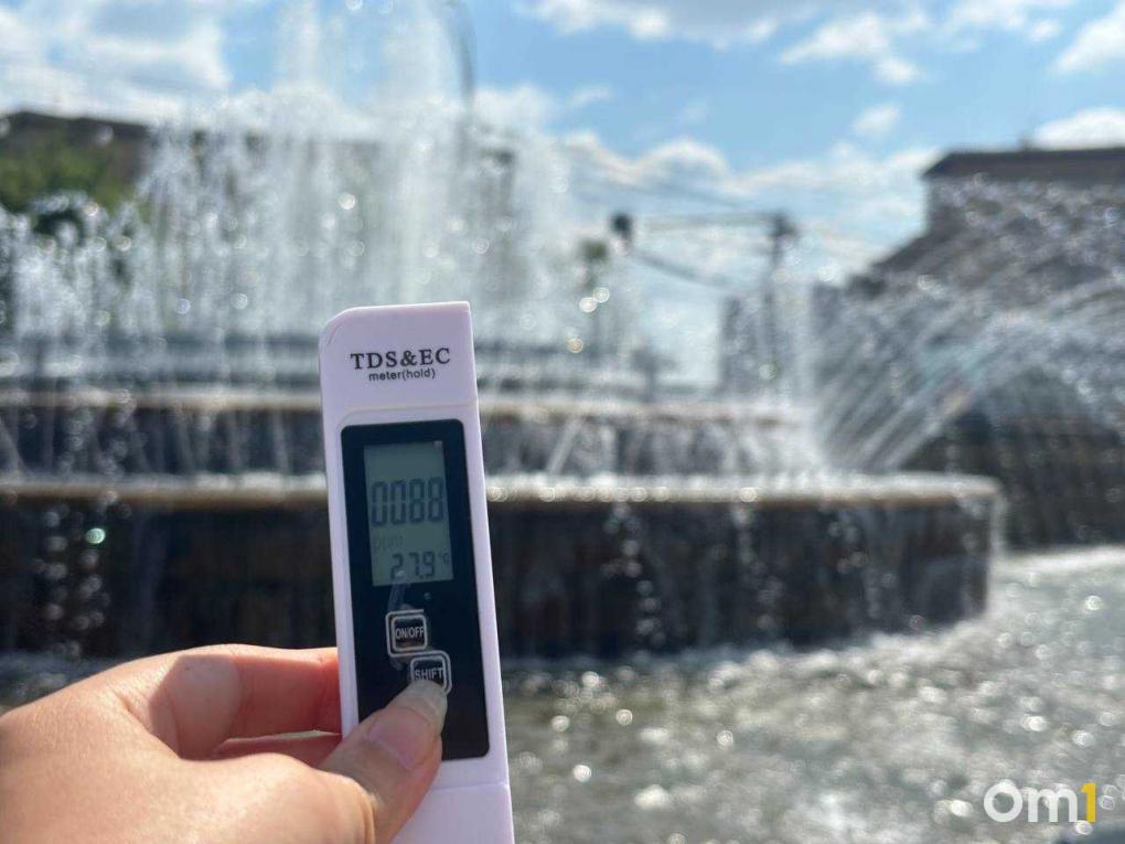 Безопасна ли вода в новосибирских фонтанах? Журналисты проверили с помощью прибора