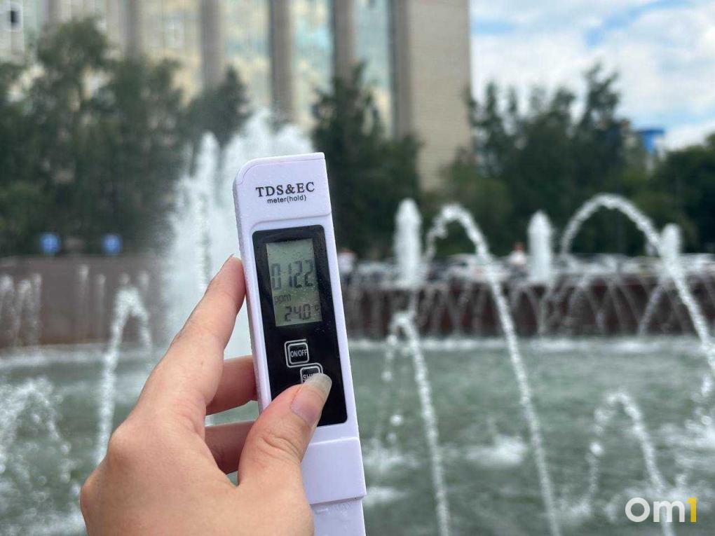 Безопасна ли вода в новосибирских фонтанах? Журналисты проверили с помощью прибора
