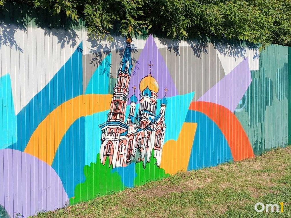 В Омске появились граффити с Любочкой и пожарной каланчой