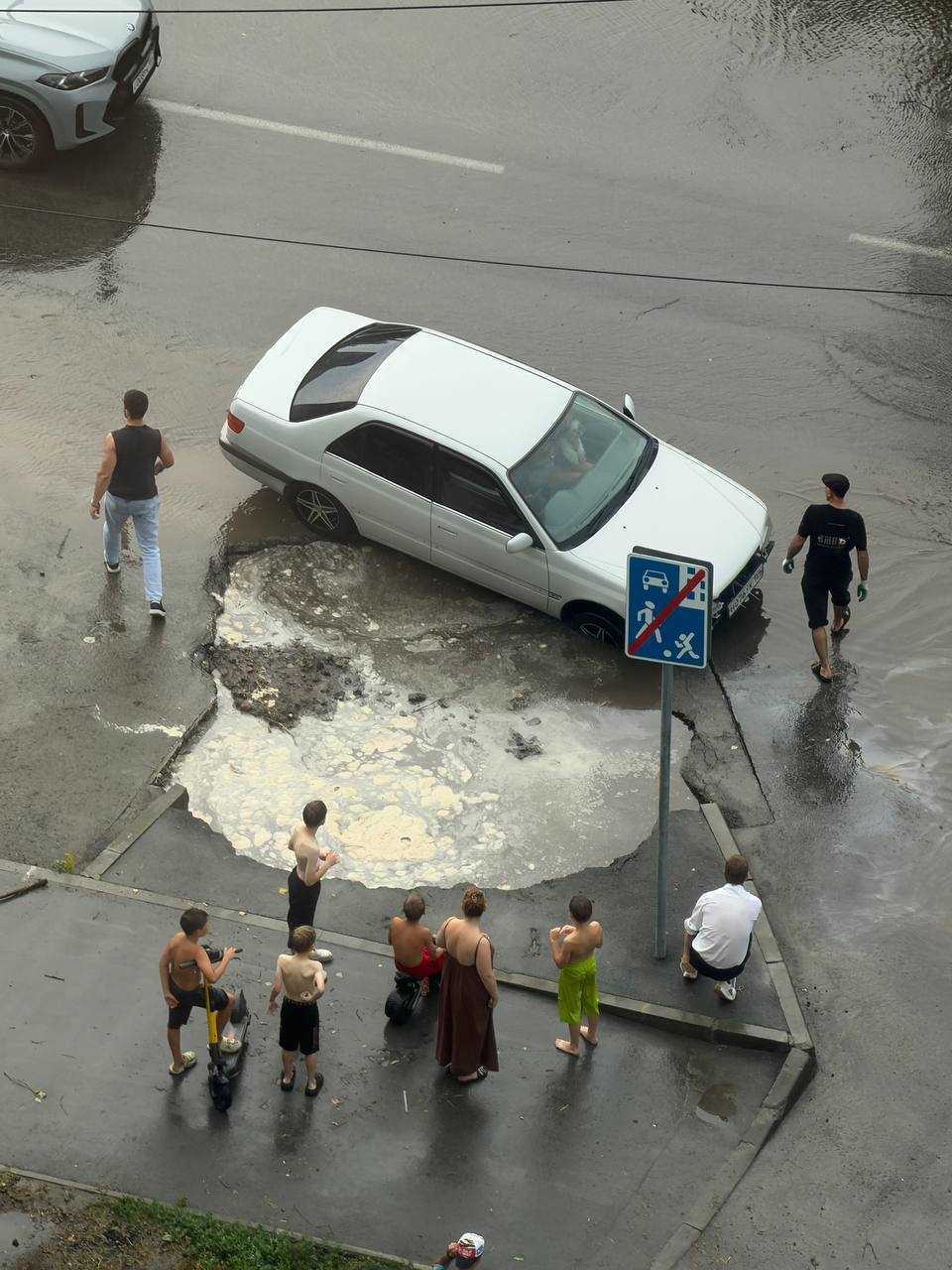 Новосибирск после ливня: затопленные улицы, поваленные деревья и 295 домов без света