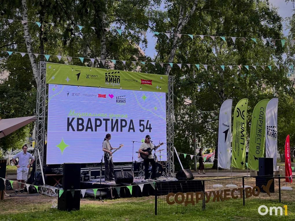 Снеговик ворвался на танцпол: как проходят пятничные вечера в Нарымском сквере