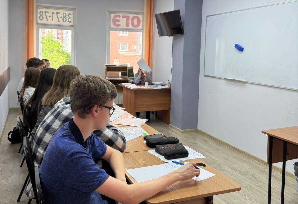 Рекордное число стобалльников в Омской области — лишь часть общей картины