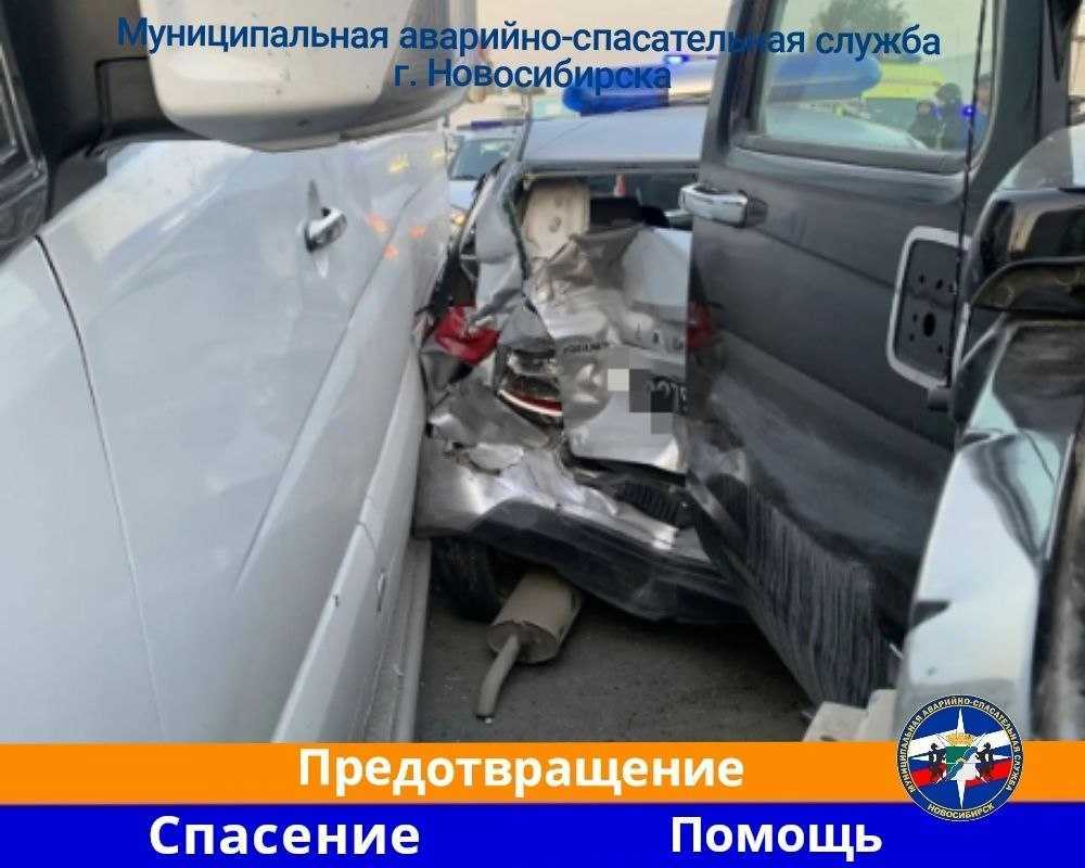 Подробности массового ДТП в Новосибирске: в аварии пострадал водитель «Лады»