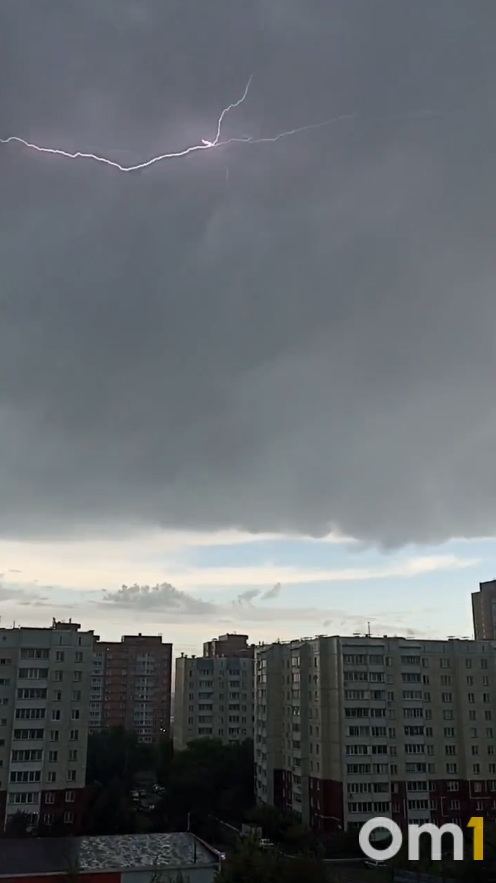 Небо озарили молнии: в Новосибирск пришла гроза