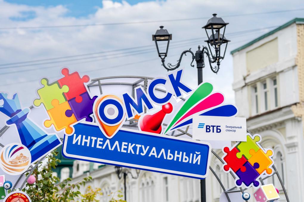 На улице Музейной омичи сыграли в «Омскую фишку» и гигантскую Дженгу