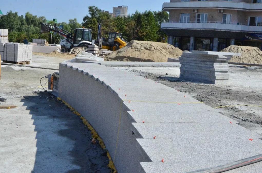 В центре Омска продолжается обновление площади Бухгольца: новый шар уже на подходе