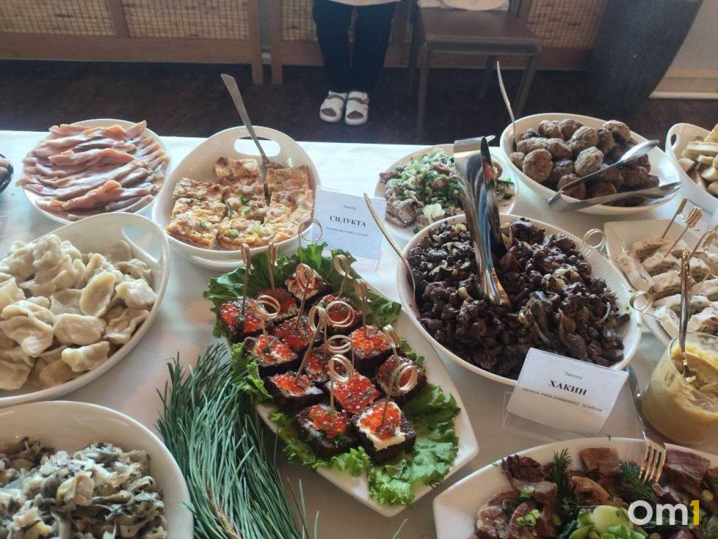 Торт с икрой и черемша с сазаньей кожей: пробуем дальневосточную кухню
