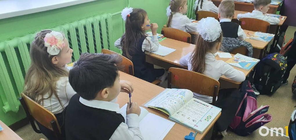 Школьная форма в Новосибирске резко подорожала? Эксперты раскрыли, какие товары массово скупают родители