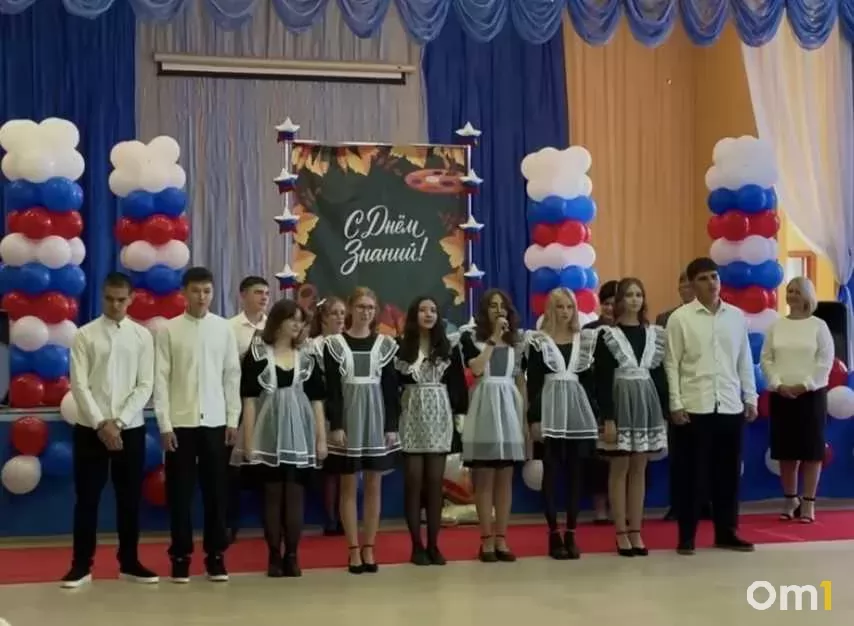 В омской школе №127 прозвенел первый звонок: как прошла линейка