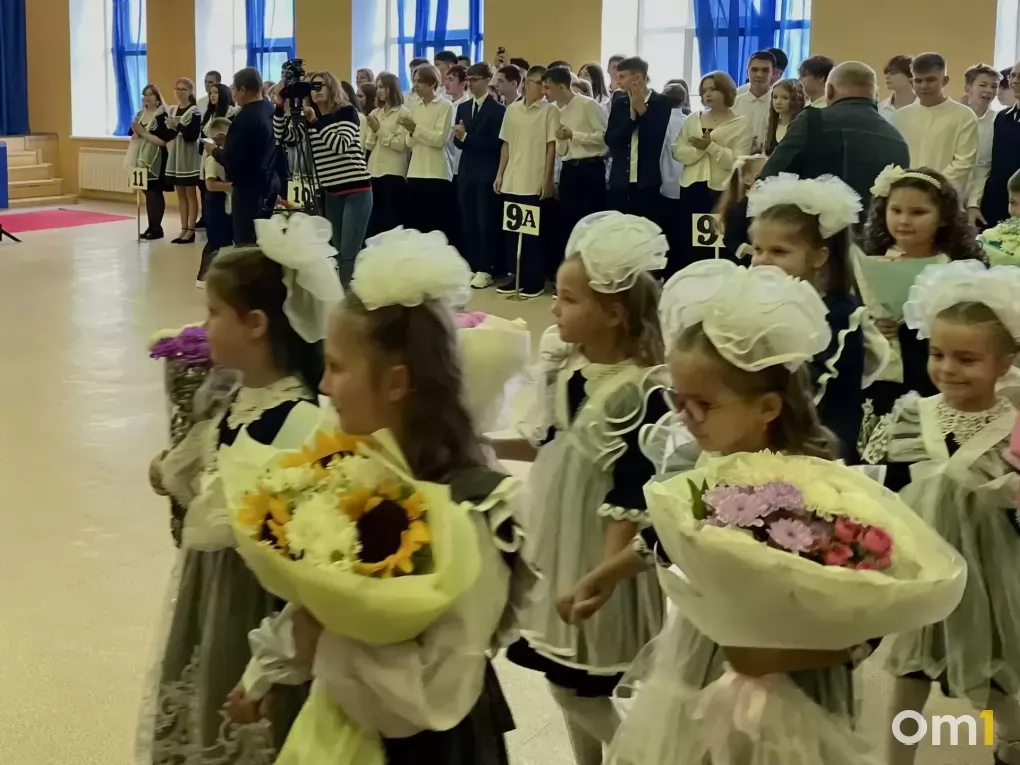 В омской школе №127 прозвенел первый звонок: как прошла линейка