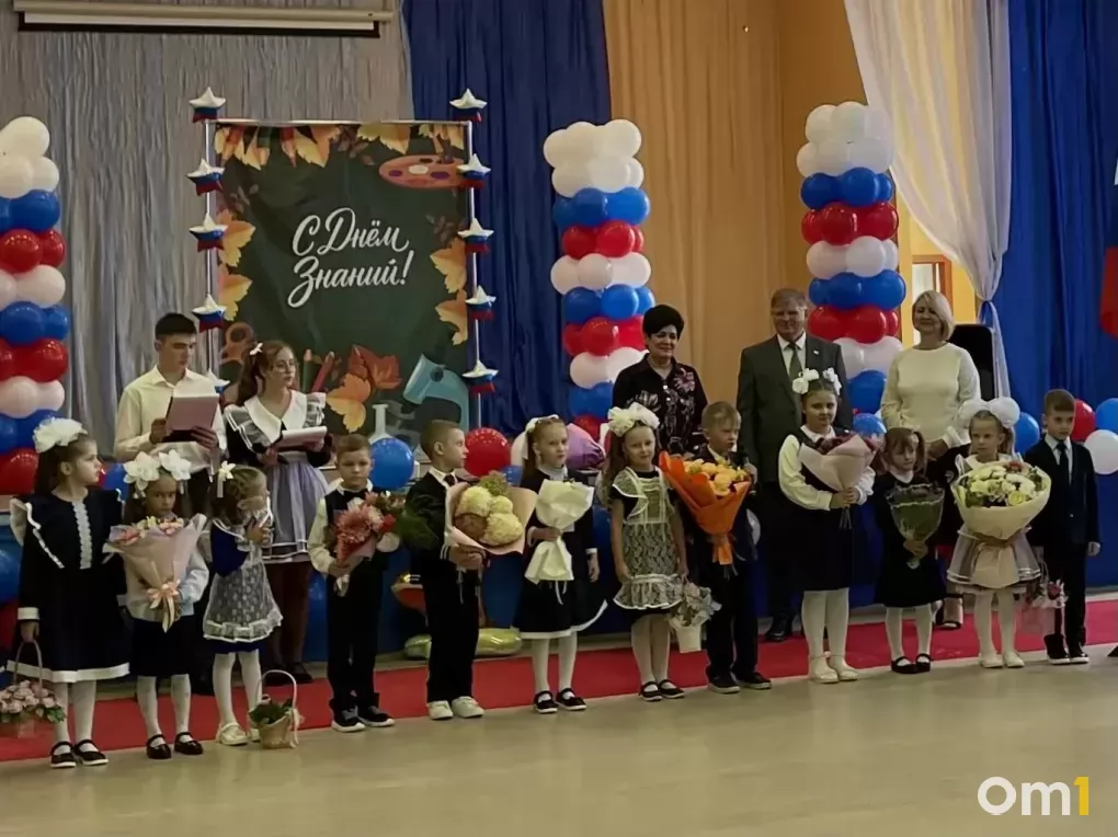 В омской школе №127 прозвенел первый звонок: как прошла линейка
