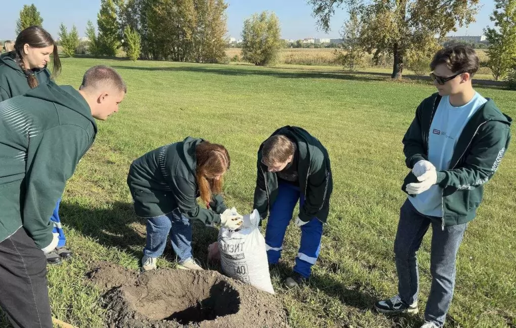 Сотрудники «Напитки Вместе» продолжают озеленять «Птичью Гавань»