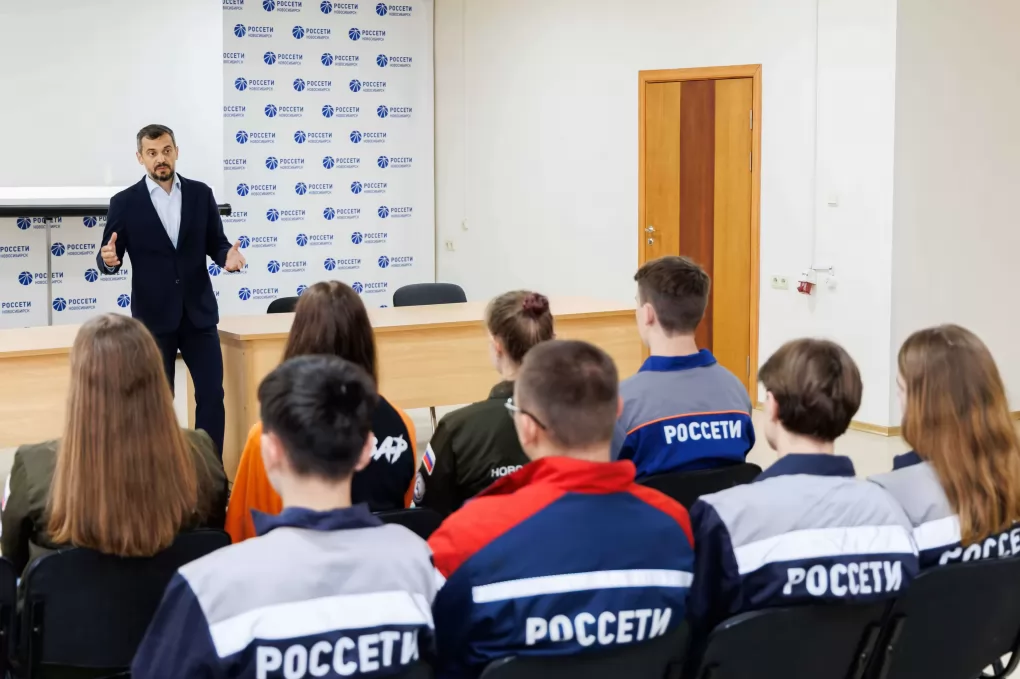 Около 190 наставников «Россети Новосибирск» помогают молодым энергетикам на старте карьеры