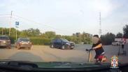 Омич сбил во дворе ребёнка на самокате