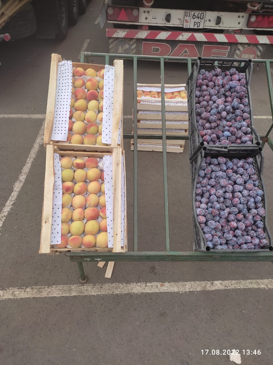 Что внутри? В Омскую область привезли персики с червячками