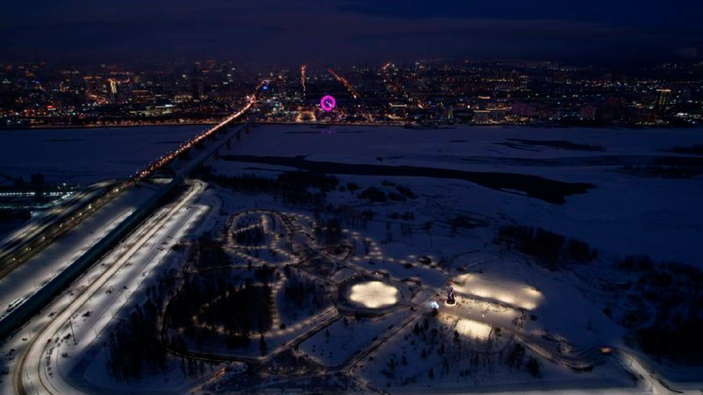 Новогоднюю ёлку у парка «Арена» в Новосибирске показали с высоты птичьего полёта