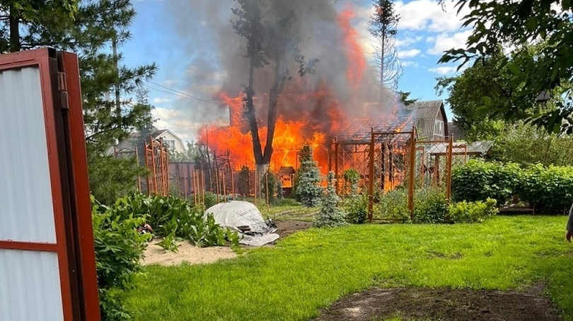 Здание охватил огонь: дачный дом сгорел под Новосибирском. ФОТО