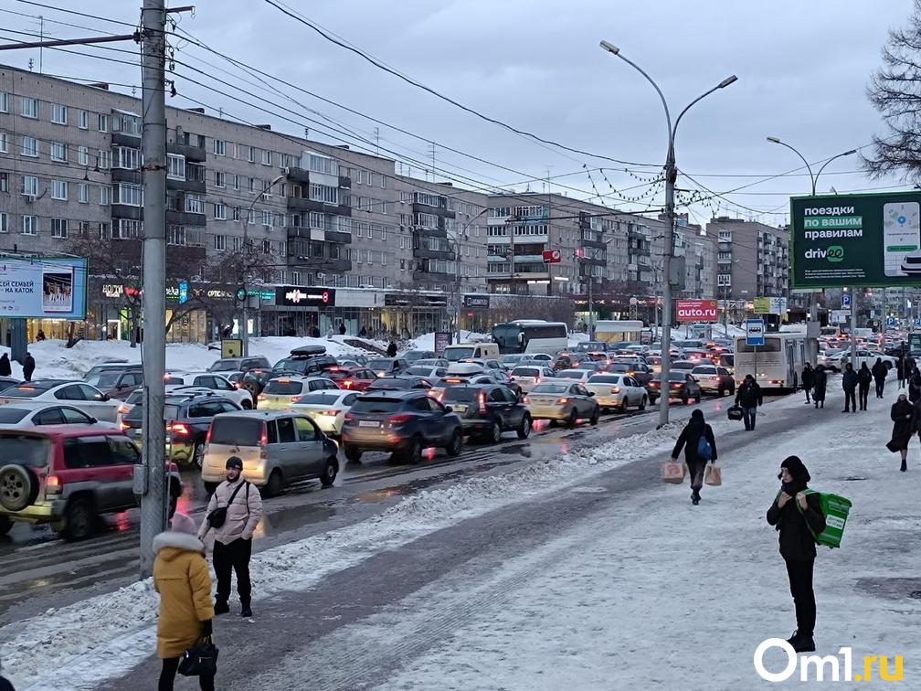 Ужасные тротуары, пыль и старые троллейбусы: житель Минска оказался шокирован Новосибирском