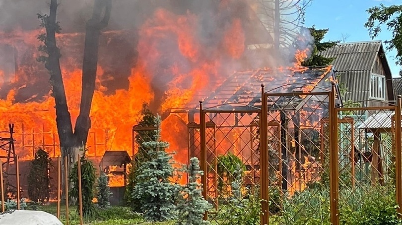 Здание охватил огонь: дачный дом сгорел под Новосибирском. ФОТО