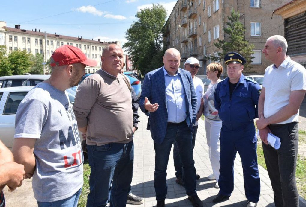 Мэр Сергей Шелест проверил, как идёт благоустройство сквера имени Казанника в Омске