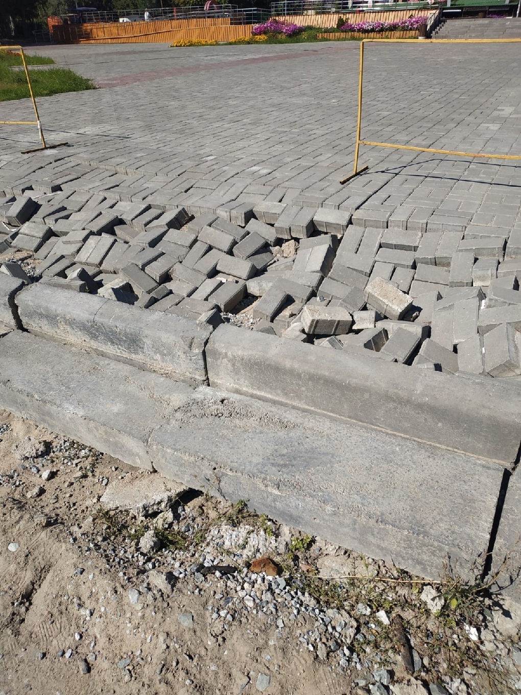 Сделано на честном слове. В Омске начал разрушаться тротуар в Советском парке