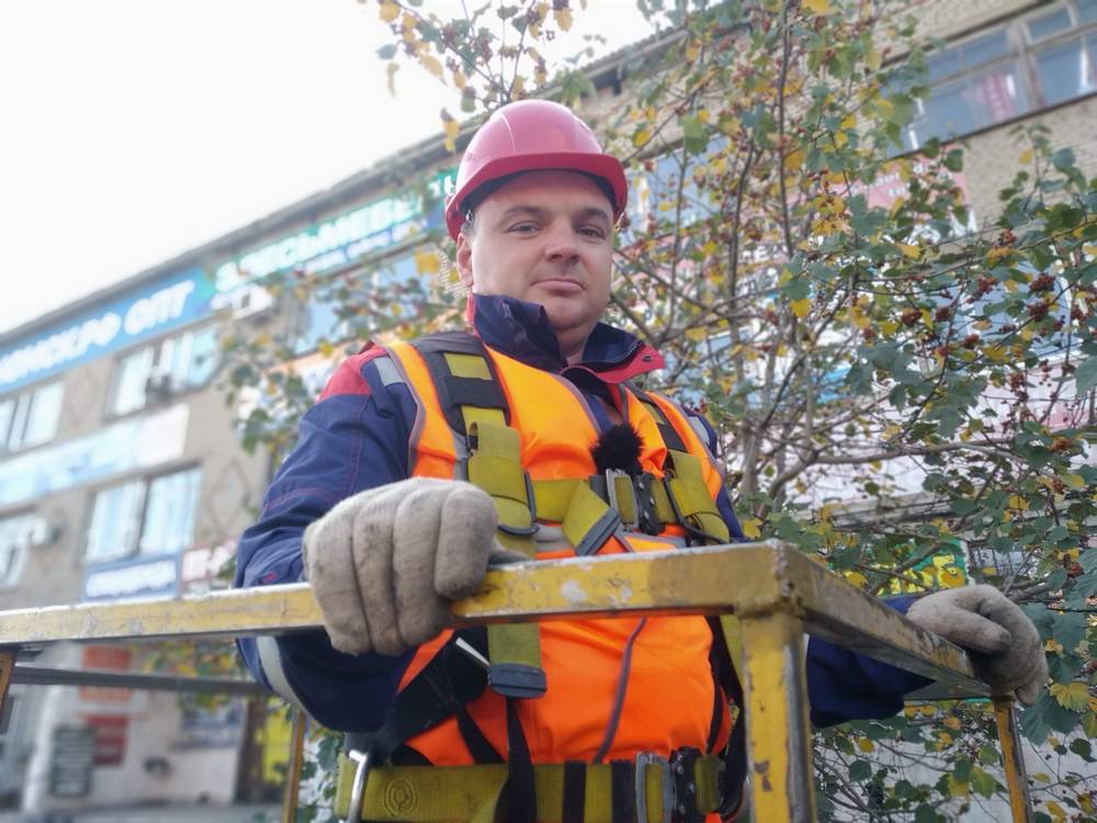 «Несём свет людям». Работники «Омскэлектро» вновь поедут восстанавливать энергетику в Стаханов